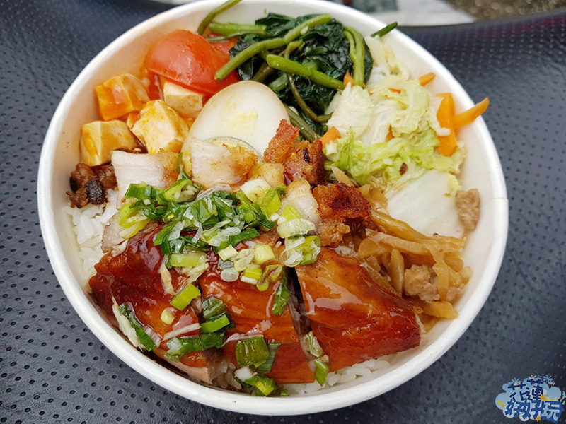 【花蓮市美食】美崙市場老味燒臘便當｜隱身傳統市場的三寶飯燒臘美味 花蓮好好玩