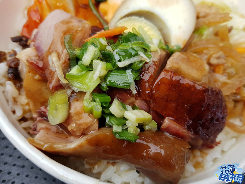 【花蓮市美食】美崙市場老味燒臘便當｜隱身傳統市場的三寶飯燒臘美味 花蓮好好玩