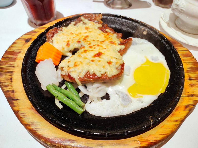 【花蓮市好吃】紐約客牛排館｜花蓮老字號牛排館，聚餐、慶生，學生時代的好滋味 花蓮好好玩