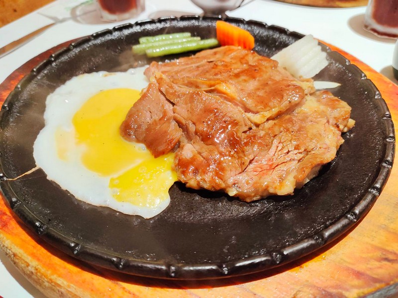 【花蓮市好吃】紐約客牛排館｜花蓮老字號牛排館，聚餐、慶生，學生時代的好滋味 花蓮好好玩
