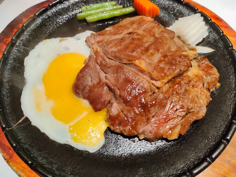 【花蓮市好吃】紐約客牛排館｜花蓮老字號牛排館，聚餐、慶生，學生時代的好滋味 花蓮好好玩