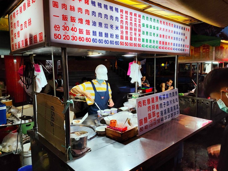 【新城好吃】北埔廟口夜市｜在地人的生活圈，共享桌位，簡單點的夜市小吃 花蓮好好玩