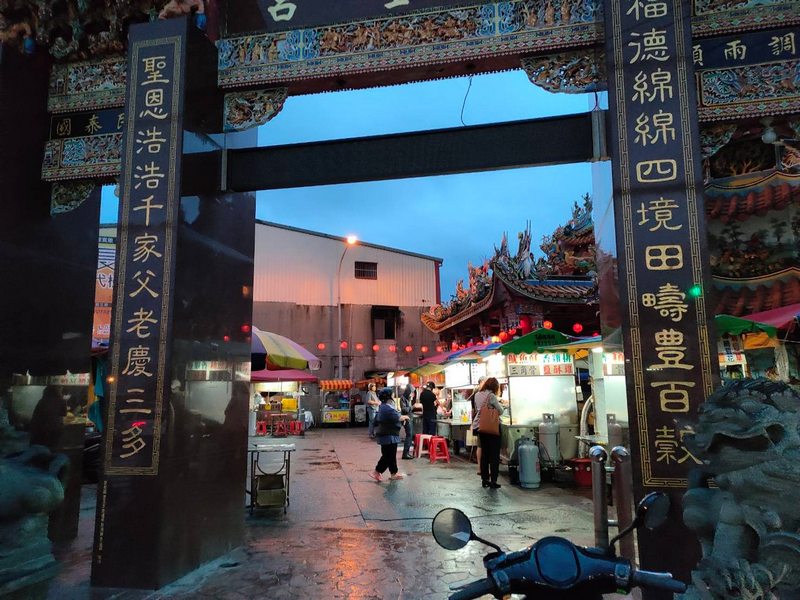 【新城好吃】北埔廟口夜市｜在地人的生活圈，共享桌位，簡單點的夜市小吃 花蓮好好玩
