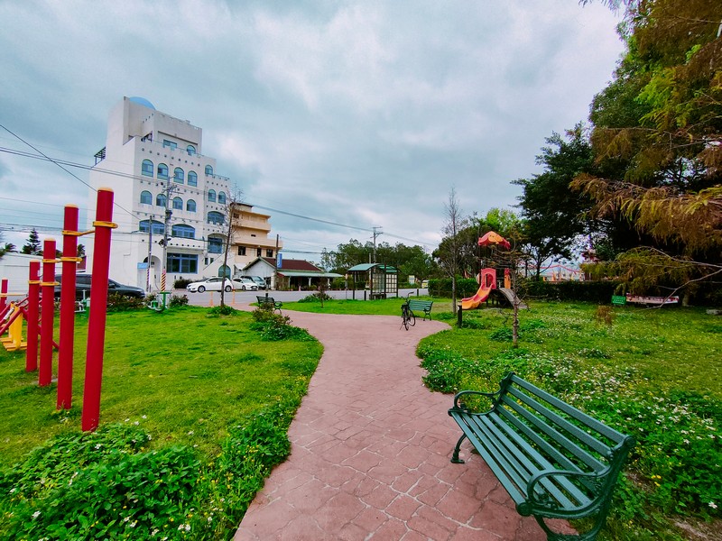 【新城好玩】新城村兒童遊樂場｜鎮安宮公車站旁的簡單可愛地方小公園 花蓮好好玩