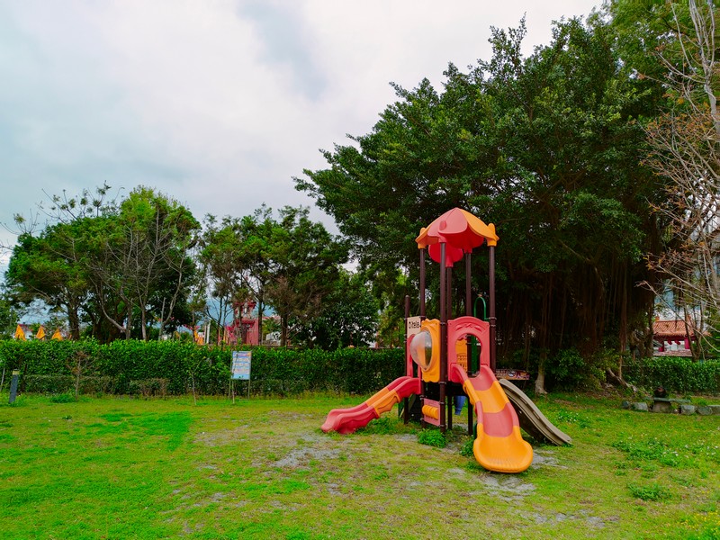 【新城好玩】新城村兒童遊樂場｜鎮安宮公車站旁的簡單可愛地方小公園 花蓮好好玩