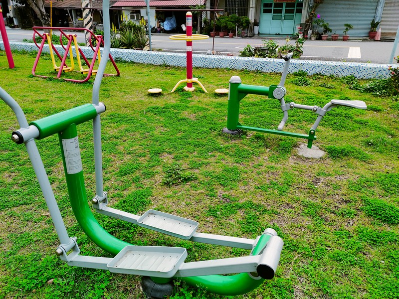 【新城好玩】新城村兒童遊樂場｜鎮安宮公車站旁的簡單可愛地方小公園 花蓮好好玩