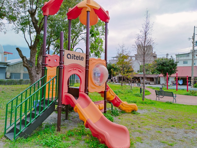 【新城好玩】新城村兒童遊樂場｜鎮安宮公車站旁的簡單可愛地方小公園 花蓮好好玩