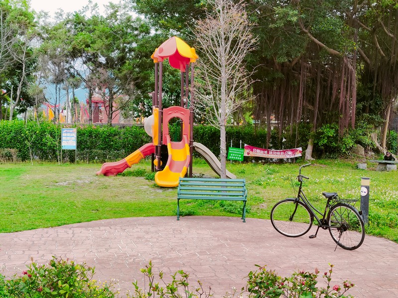 【新城好玩】新城村兒童遊樂場｜鎮安宮公車站旁的簡單可愛地方小公園 花蓮好好玩