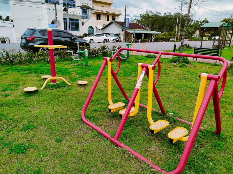 【新城好玩】新城村兒童遊樂場｜鎮安宮公車站旁的簡單可愛地方小公園 花蓮好好玩