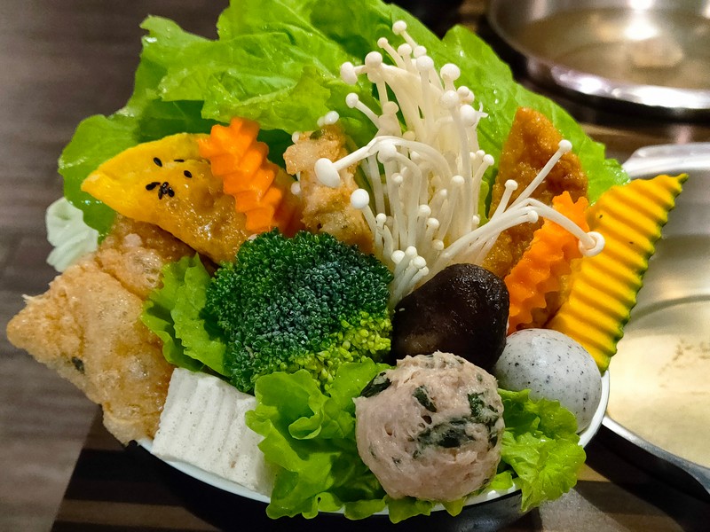 【花蓮市好吃】宮澤火鍋｜轉角遇到的火鍋之愛，手工製作美味丸子與哈根達斯，高品質的火鍋享受 花蓮好好玩