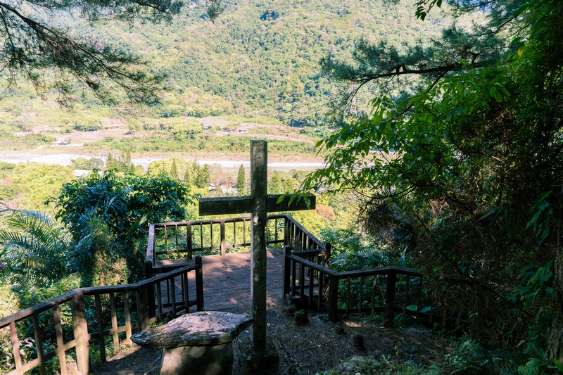 森板步道｜摩里薩卡林田山，台灣四大林場裡的秘密步道，充滿教堂色彩的浮雕故事與森林健行 花蓮好好玩