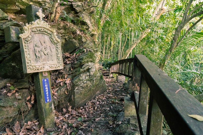 森板步道｜摩里薩卡林田山，台灣四大林場裡的秘密步道，充滿教堂色彩的浮雕故事與森林健行 花蓮好好玩